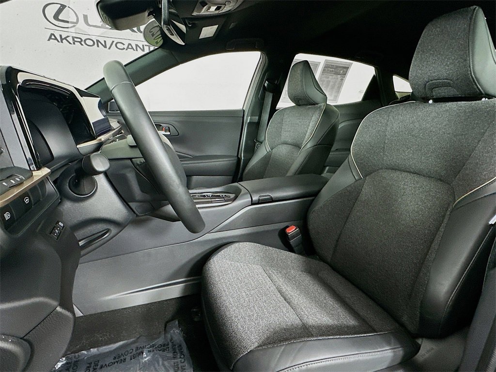 Used 2023 Toyota Crown XLE image 3