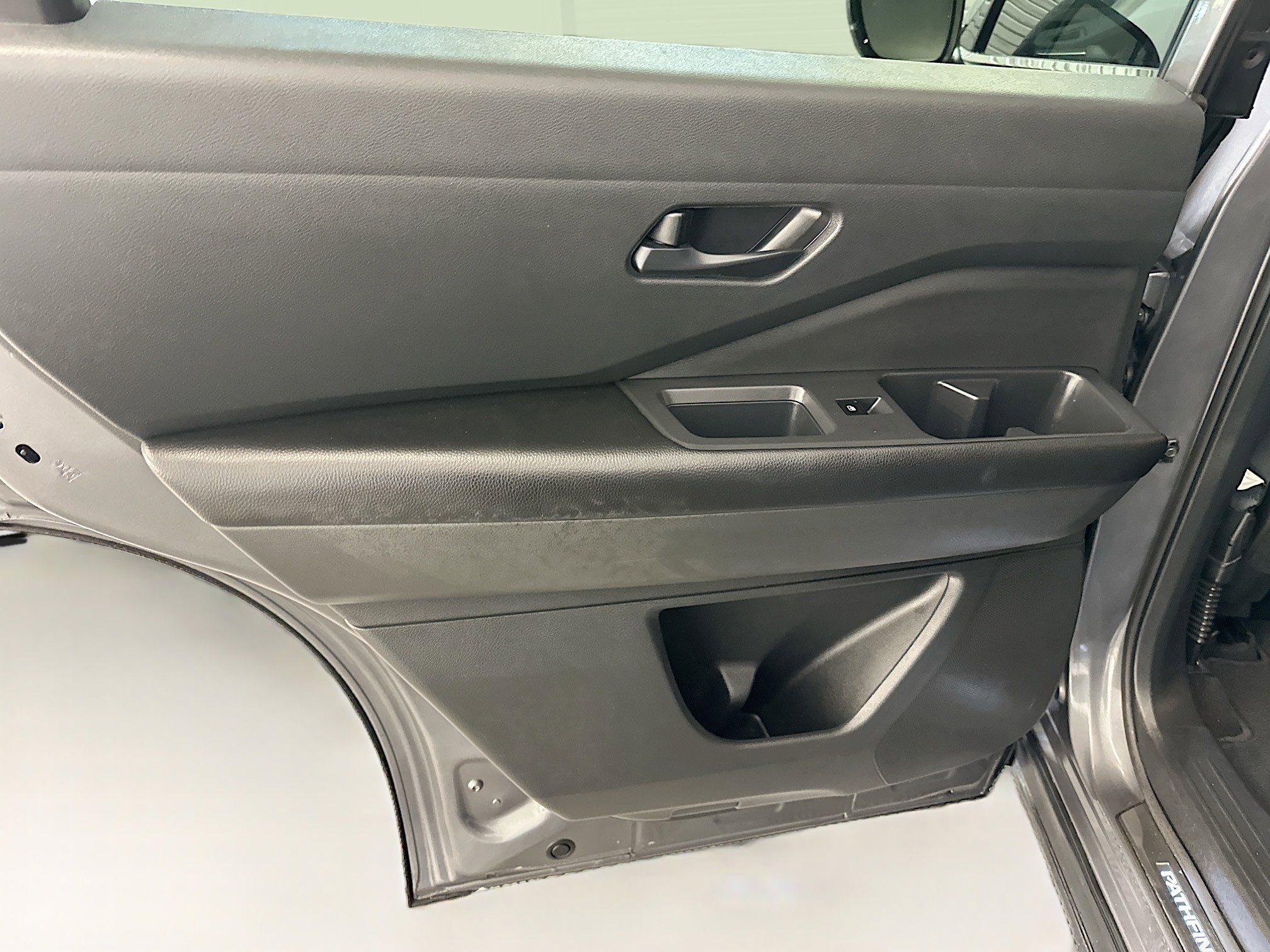 Used 2023 Nissan Pathfinder SV w/ SV Premium Package image 27