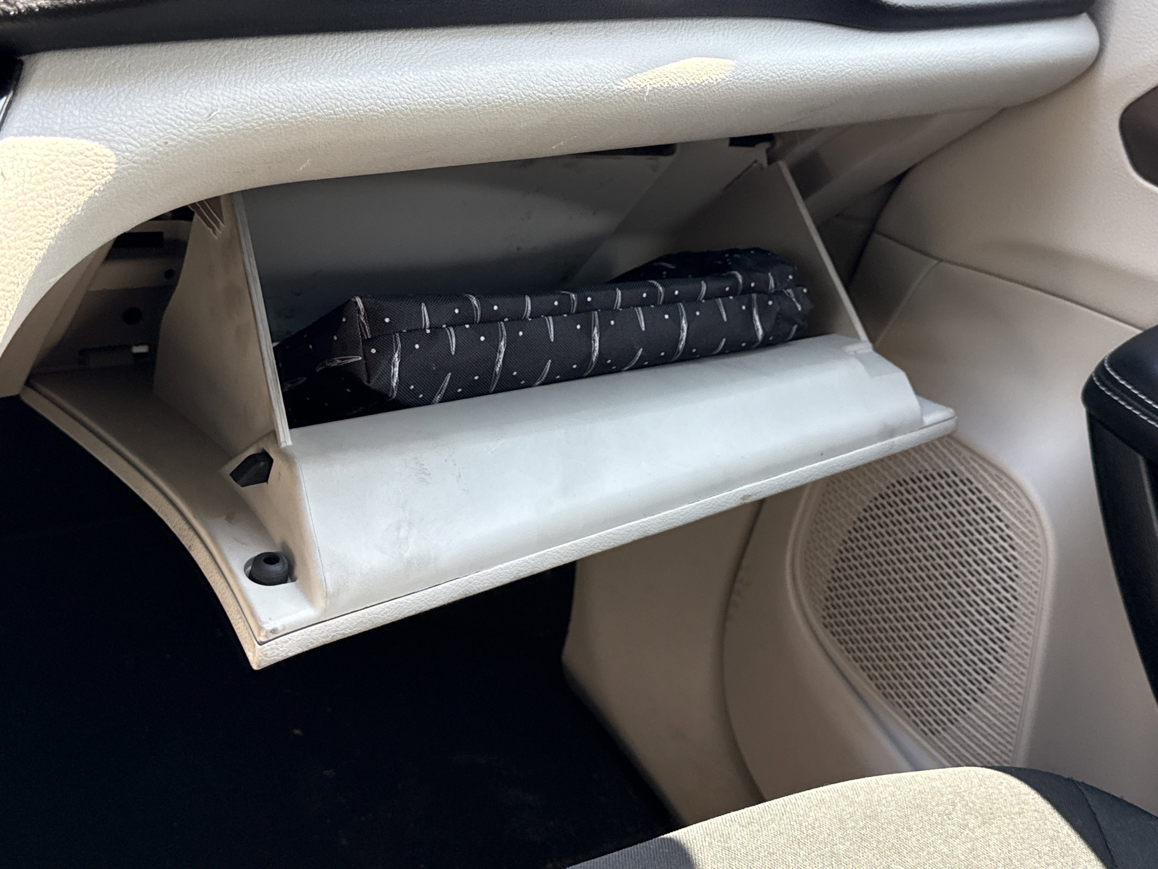 Used 2022 Chrysler Voyager LX image 25