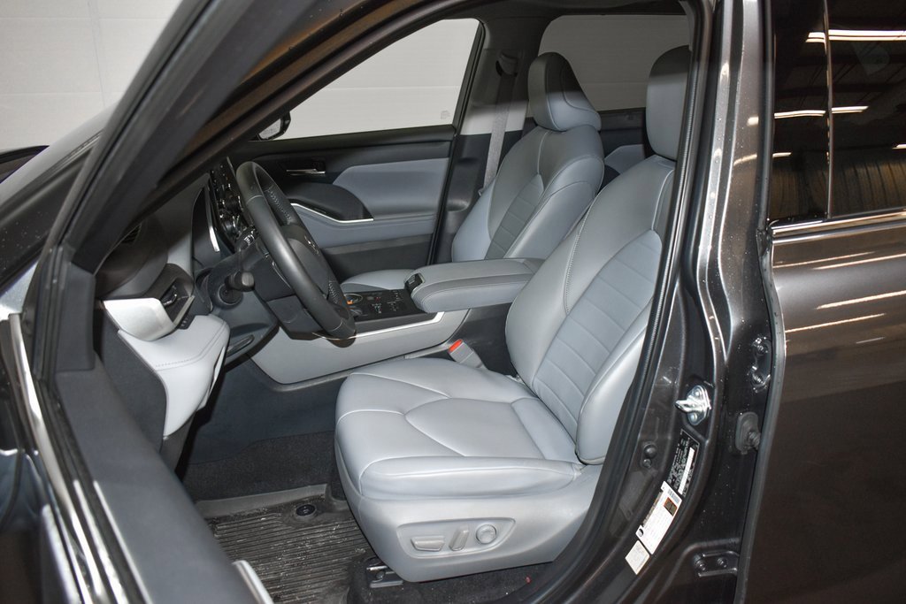 Used 2022 Toyota Highlander XLE image 19