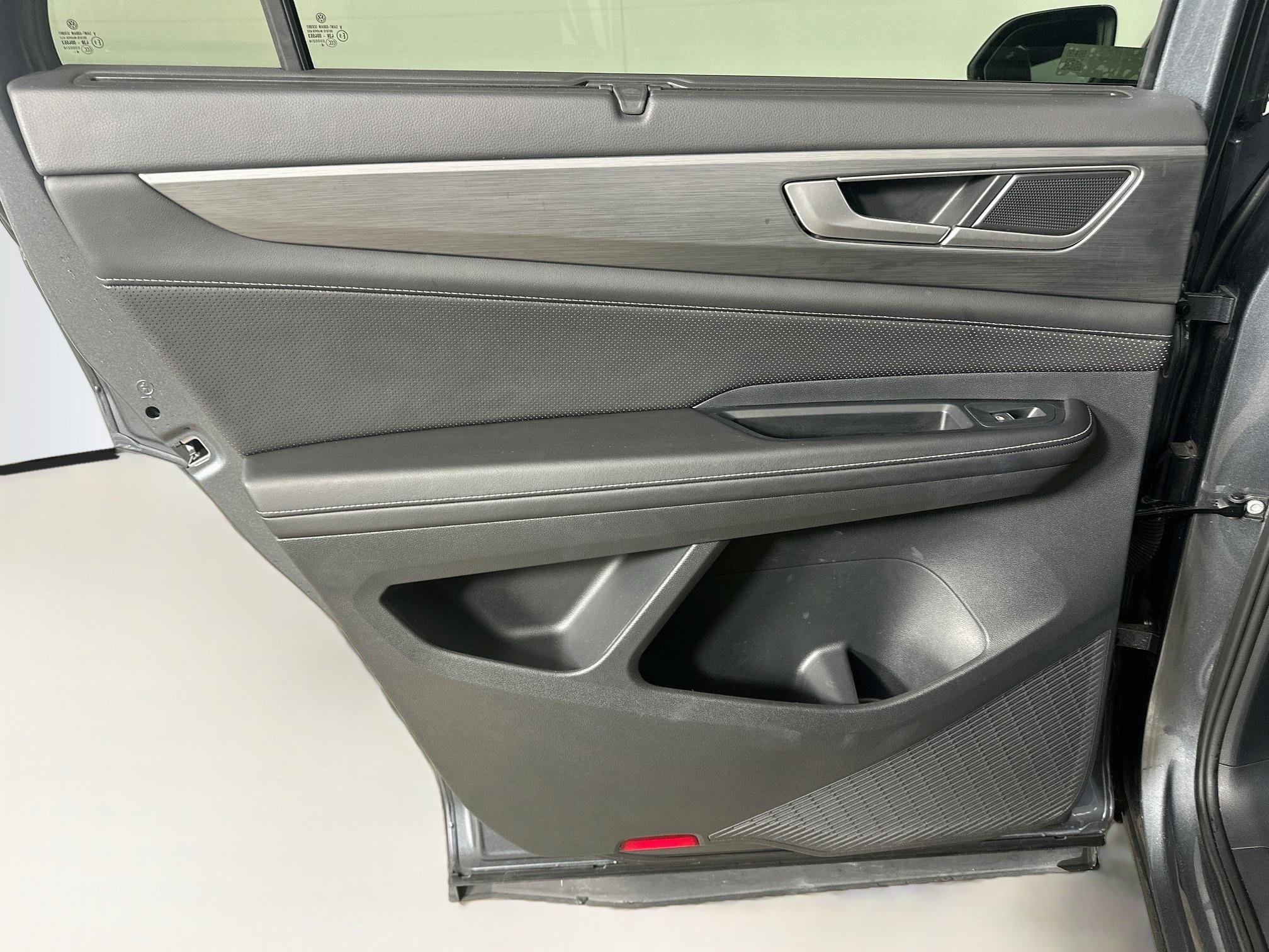 Used 2025 Volkswagen Atlas Cross Sport SE FWD image 25