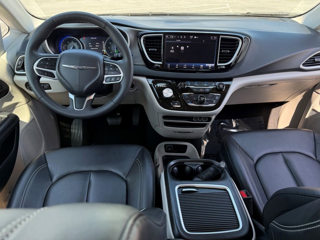 Used 2024 Chrysler Pacifica Touring-L image 16