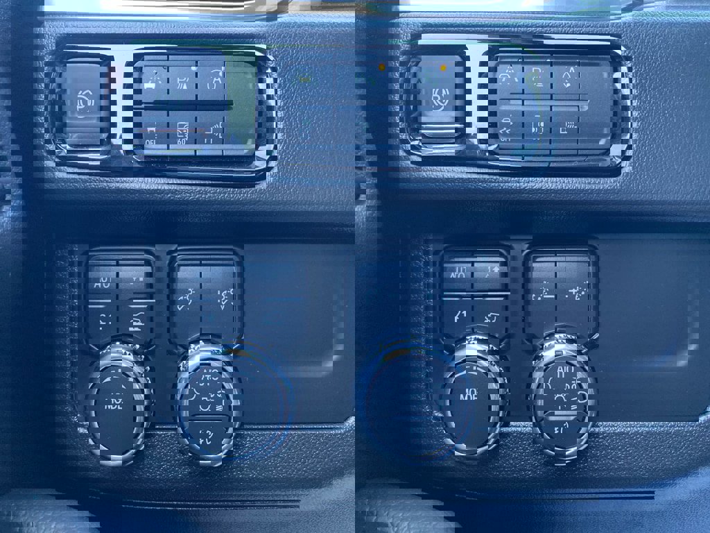 Used 2025 GMC Yukon XL Denali image 32