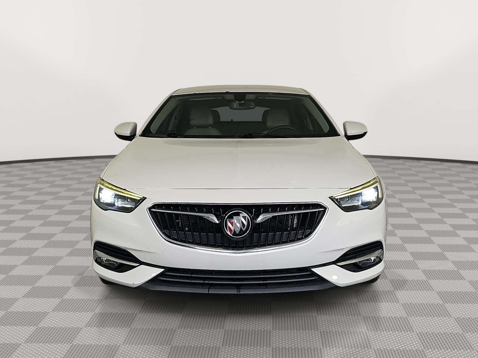 Used 2018 Buick Regal Essence w/ Driver Confidence Package #1 FWD image 3