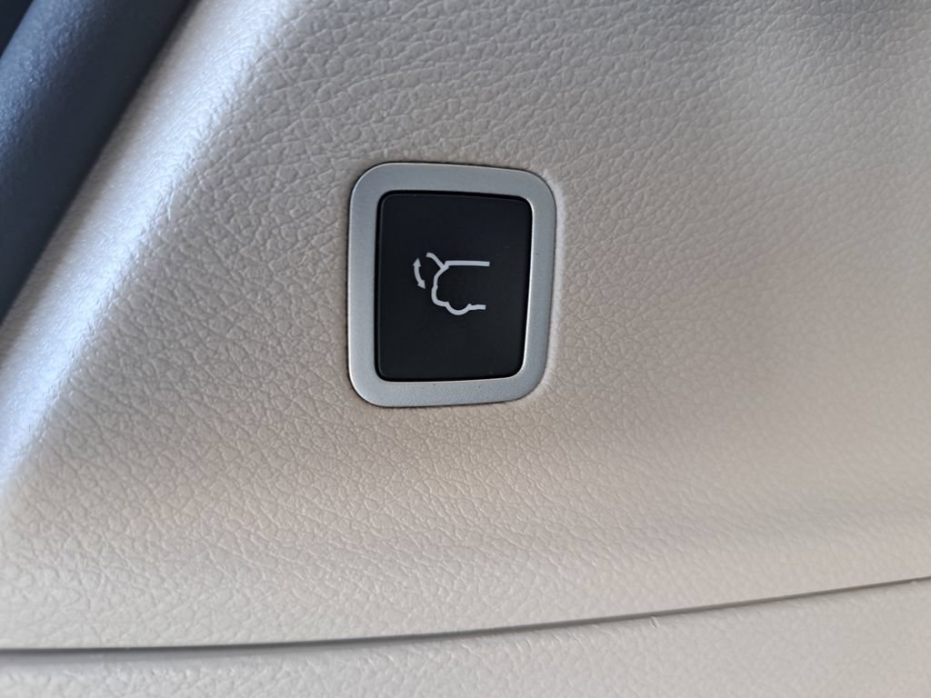 Used 2023 Chrysler Voyager LX FWD image 15