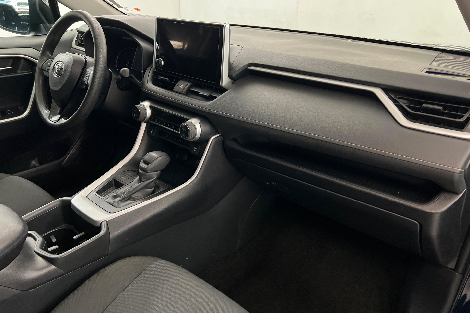 Used 2025 Toyota RAV4 XLE FWD image 25