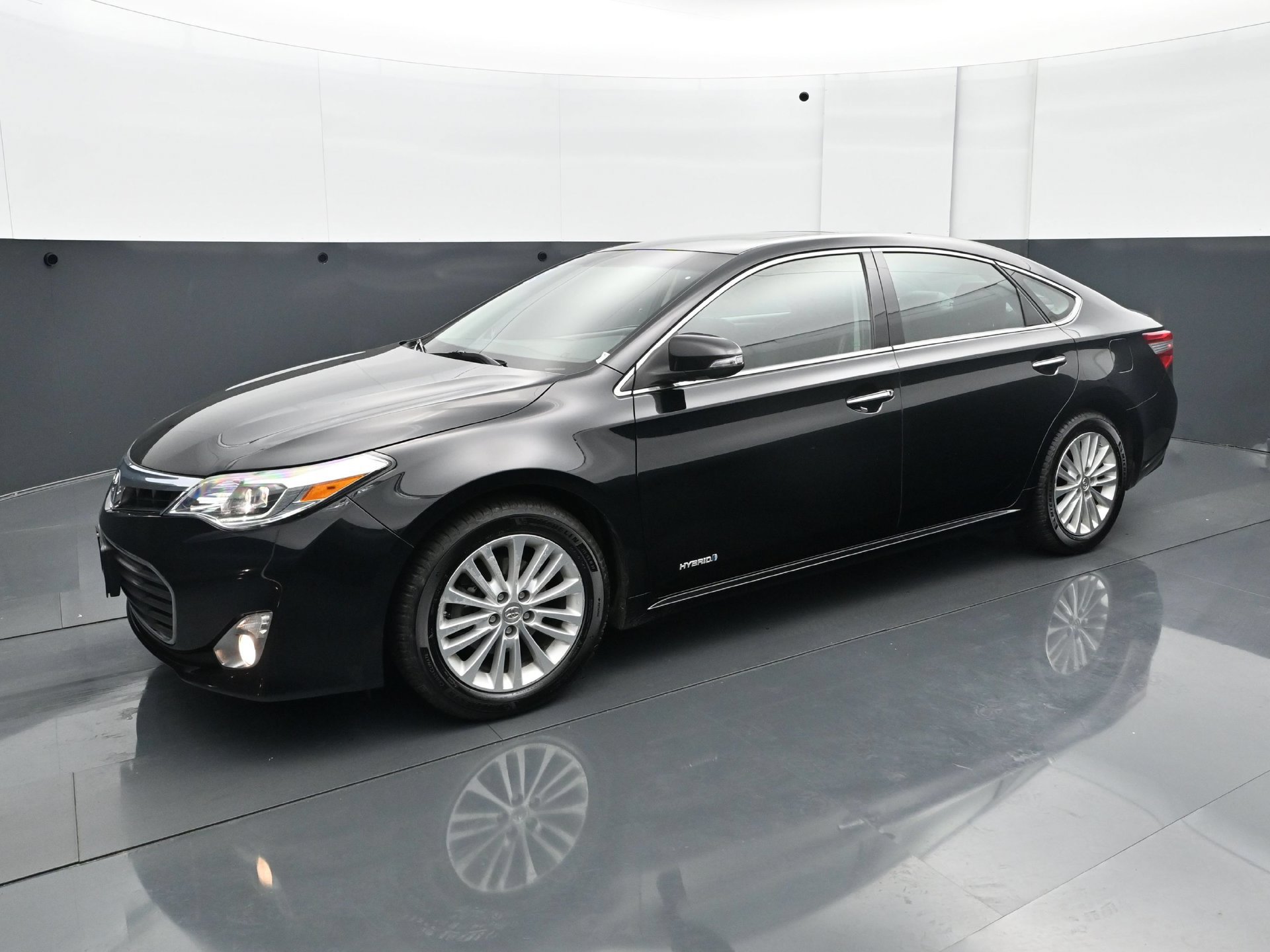 Used 2014 Toyota Avalon Limited FWD image 2