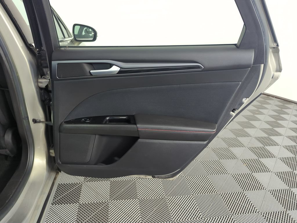Used 2015 Ford Fusion SE w/ Equipment Group 201A FWD image 32