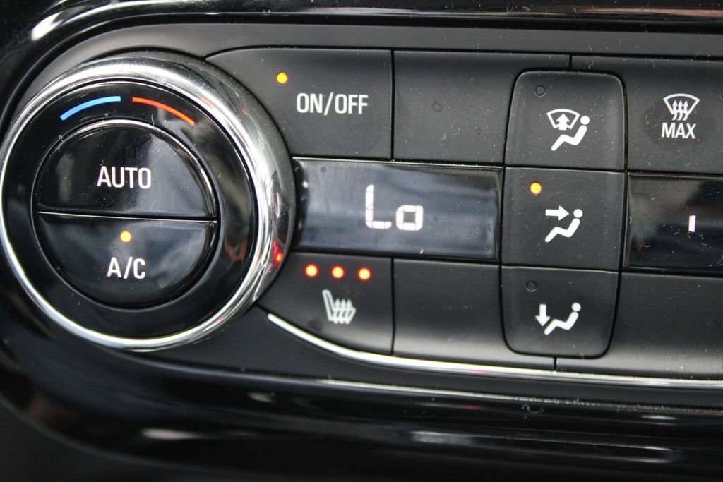 Used 2025 Chevrolet Trax LT w/ LT Convenience Package image 28