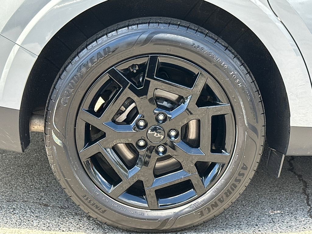 Certified 2025 Kia Carnival SX w/ SX Dark Edition Package FWD image 10