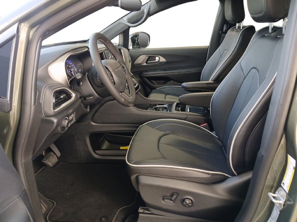 New 2027 Chrysler Pacifica Limited FWD image 19