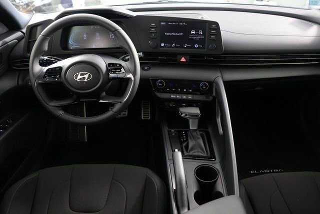 Used 2025 Hyundai Elantra Sport FWD image 2