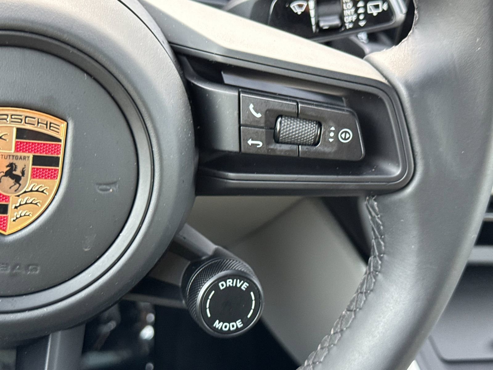 Certified 2025 Porsche Macan Electric RWD image 30