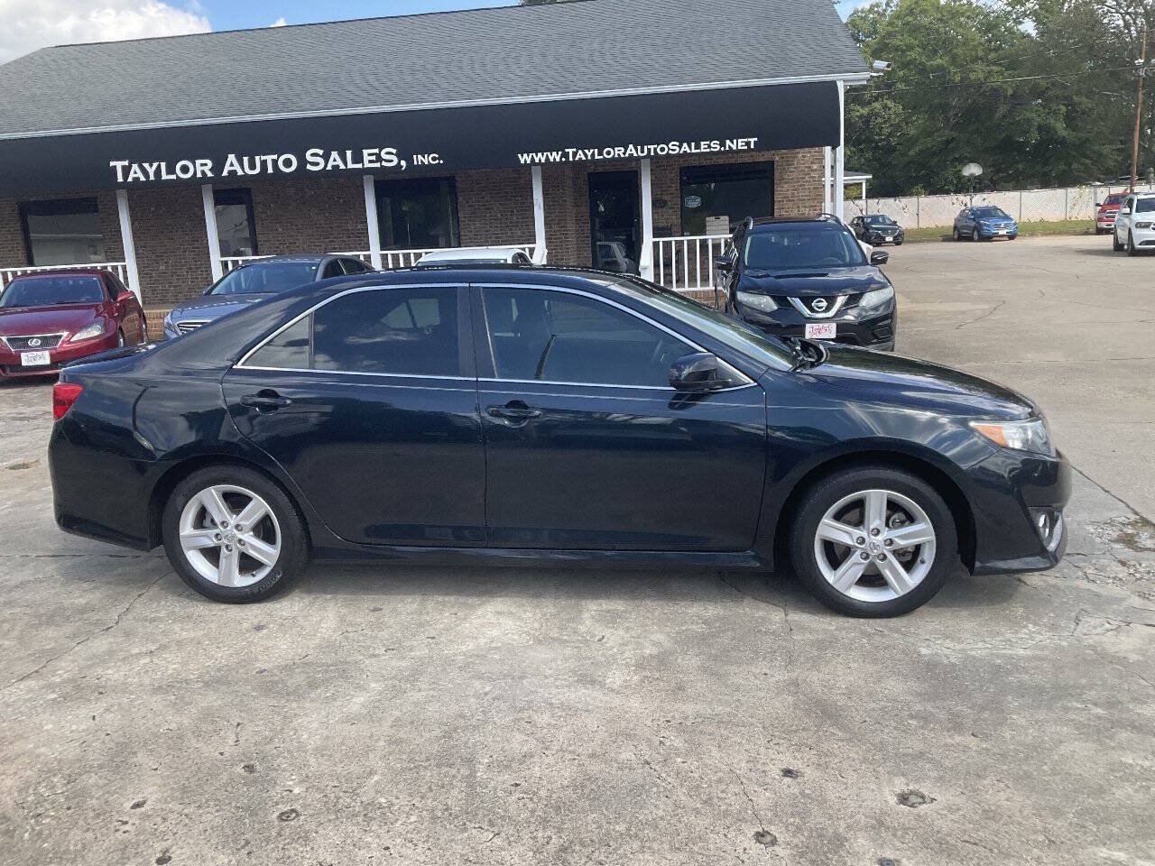 Used 2014 Toyota Camry SE FWD image 2