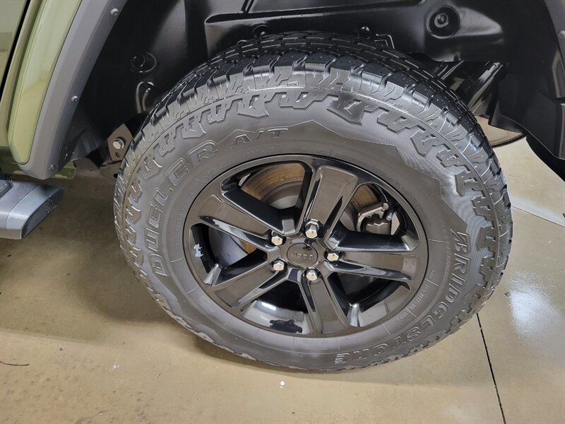 Used 2023 Jeep Wrangler Unlimited Sahara AWD/4WD image 18