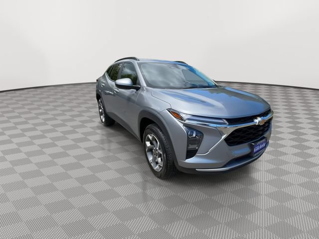 Used 2025 Chevrolet Trax LT FWD image 2