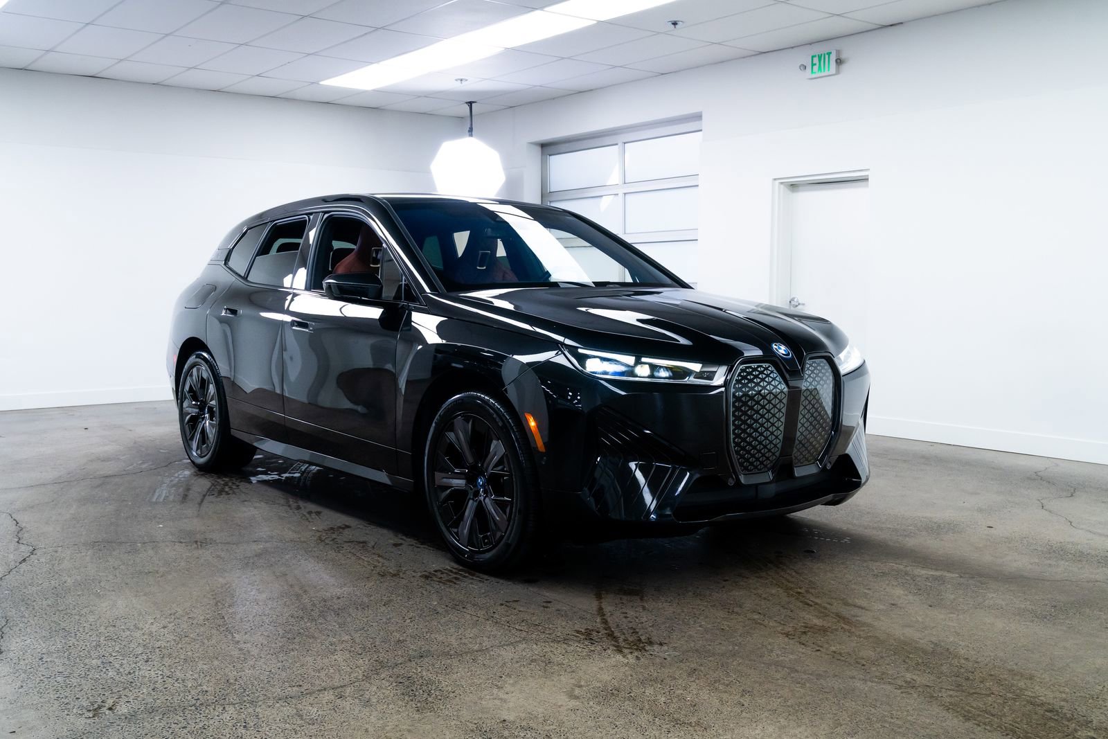 Used 2023 BMW iX xDrive50 w/ Sport Package image 26