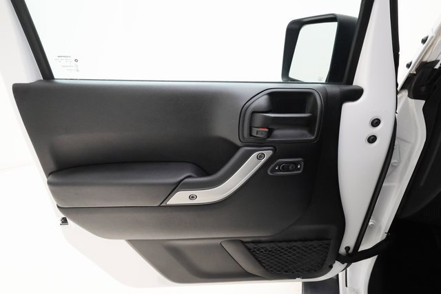 Used 2018 Jeep Wrangler Unlimited Sahara w/ Connectivity Group image 8