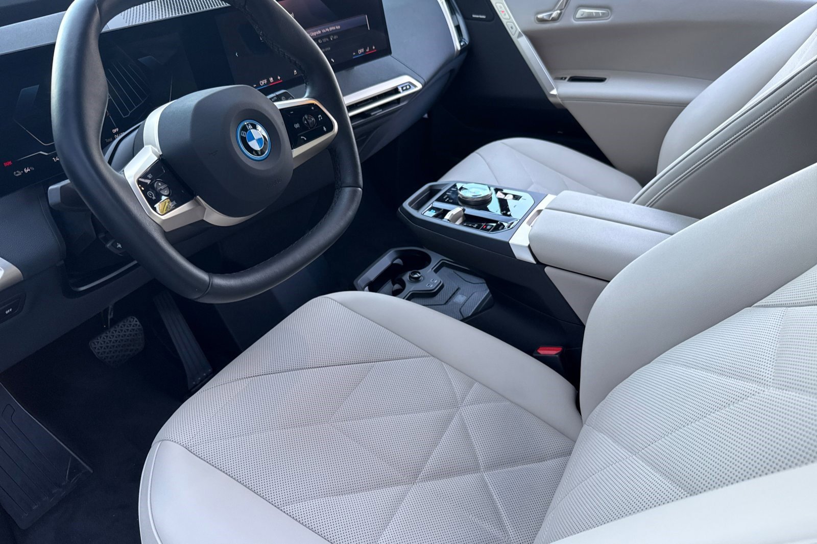 Used 2025 BMW iX xDrive50 w/ Premium Package image 11