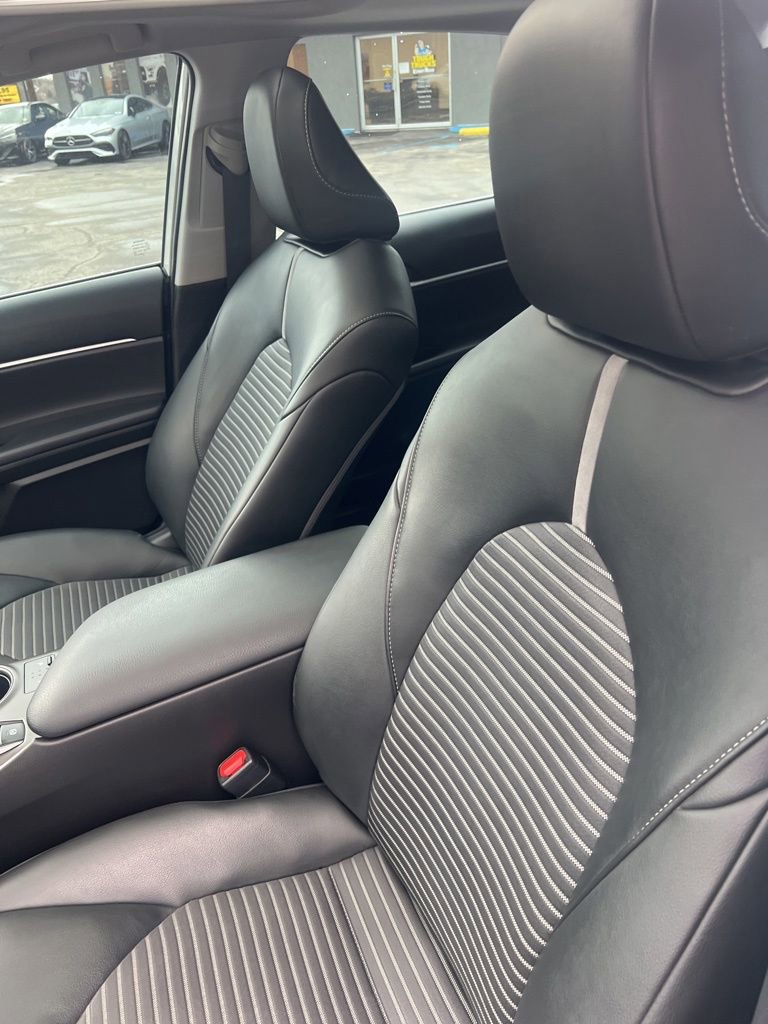 Used 2022 Toyota Camry SE w/ Cold Weather Package image 7