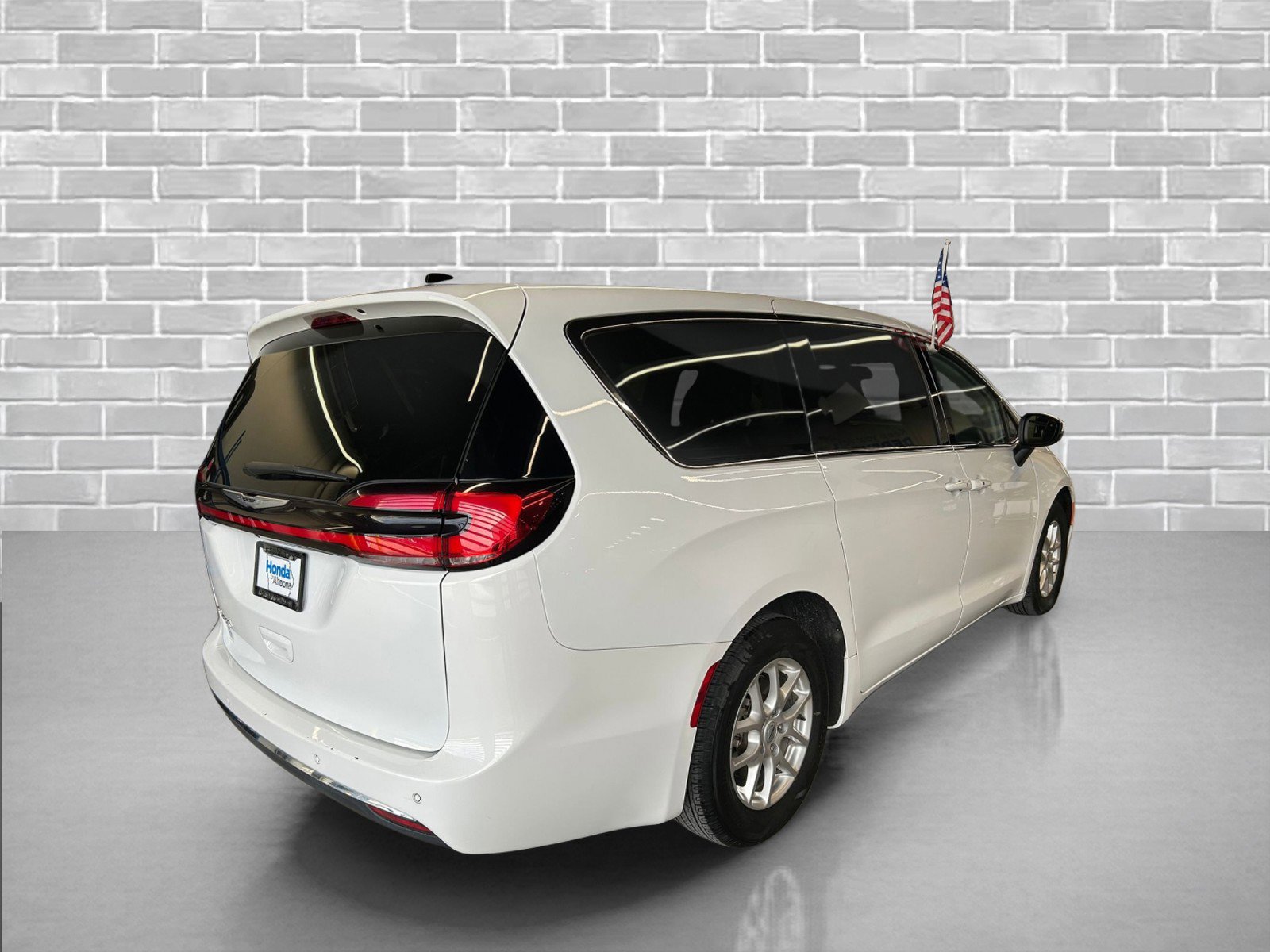 Used 2023 Chrysler Pacifica Touring-L image 5