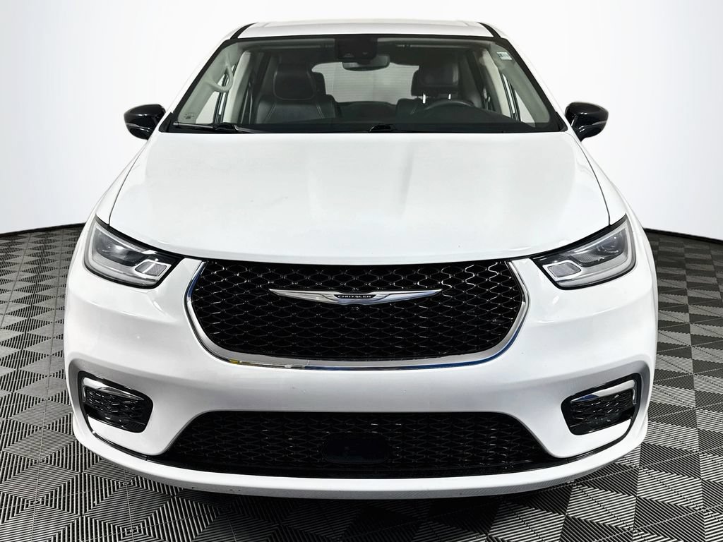 Used 2024 Chrysler Pacifica Touring-L FWD image 2