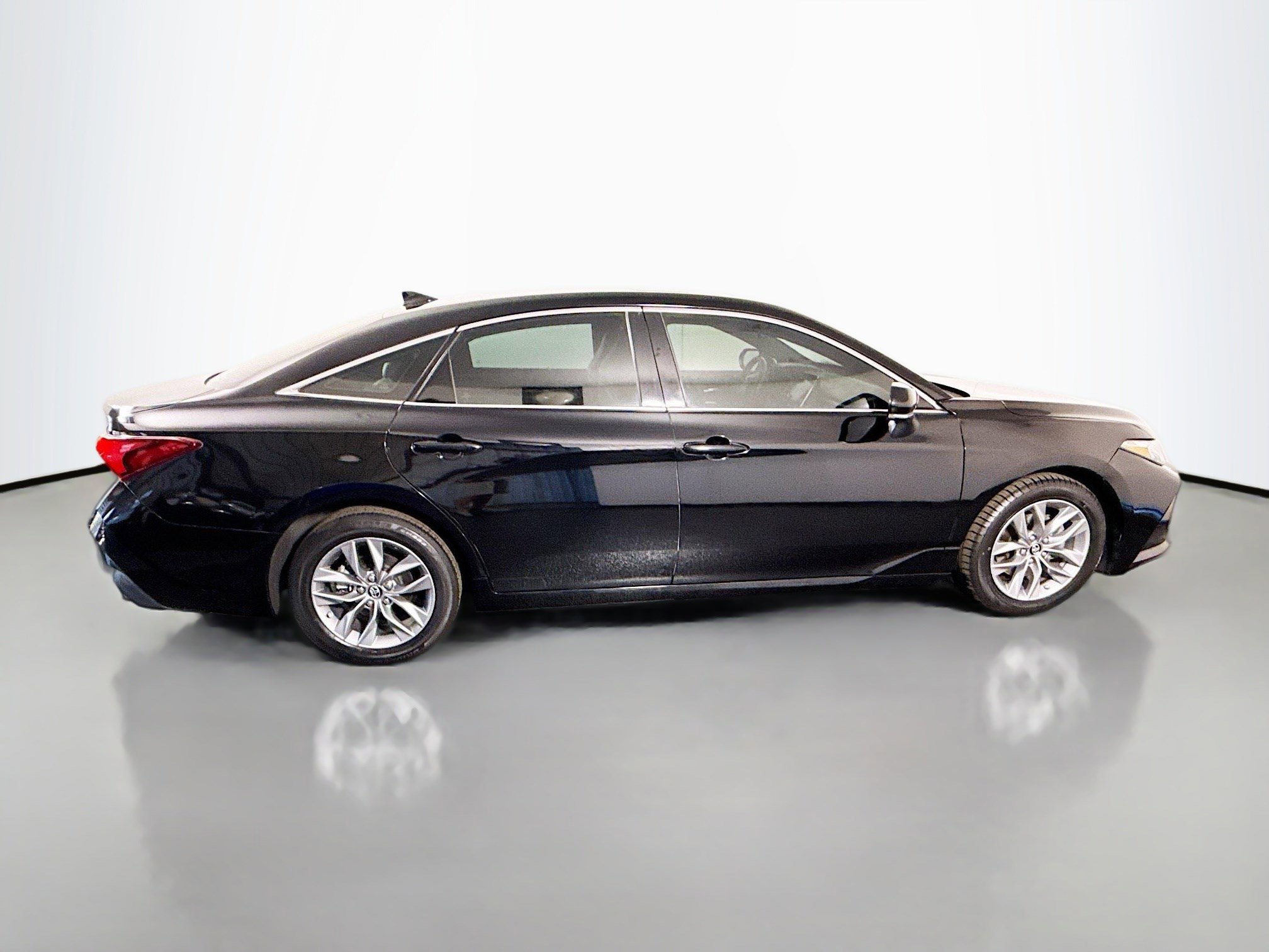 Used 2019 Toyota Avalon XLE w/ Moonroof Package FWD image 11