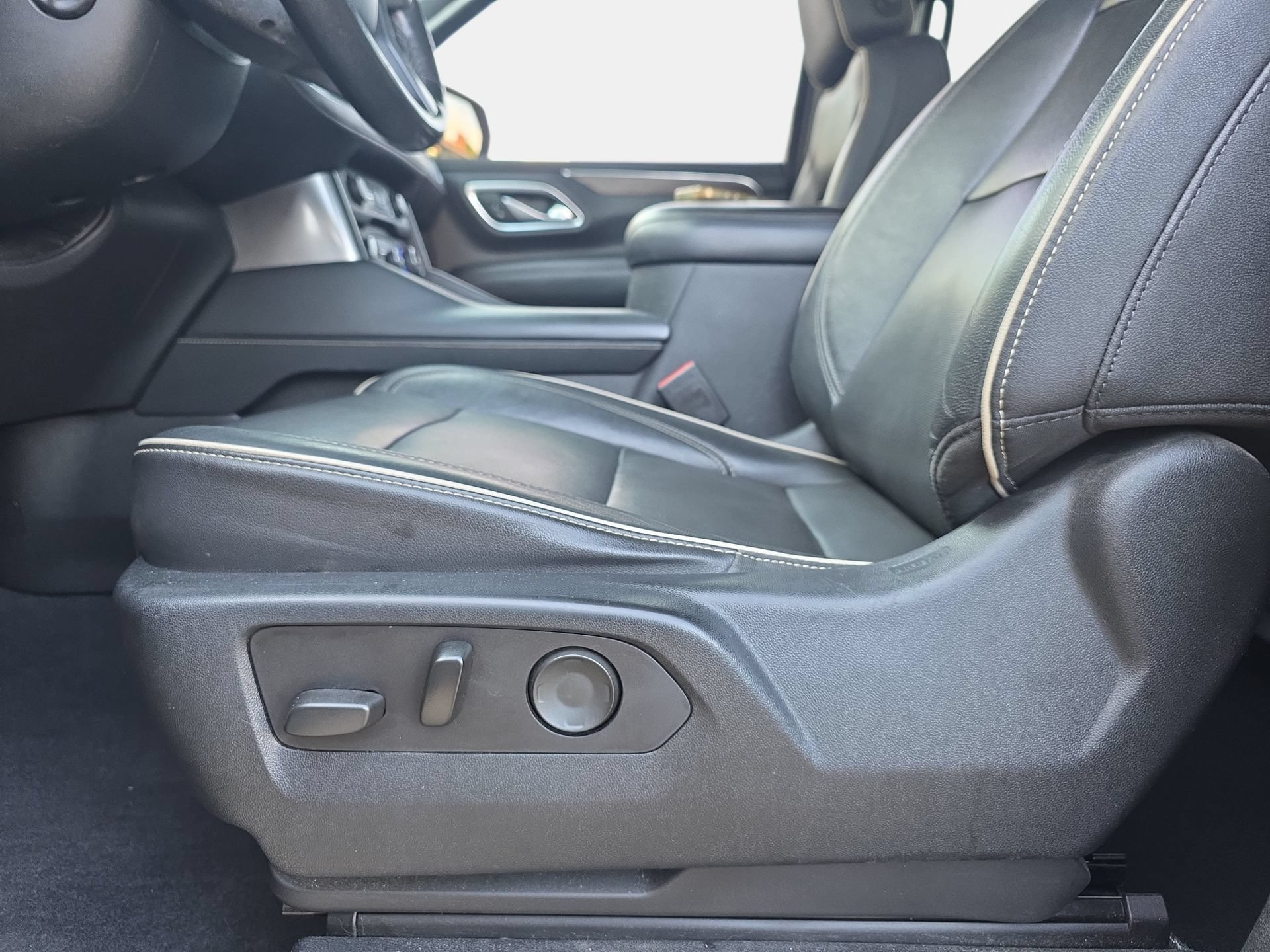 Used 2021 Chevrolet Tahoe Premier w/ Premium Package AWD/4WD image 28