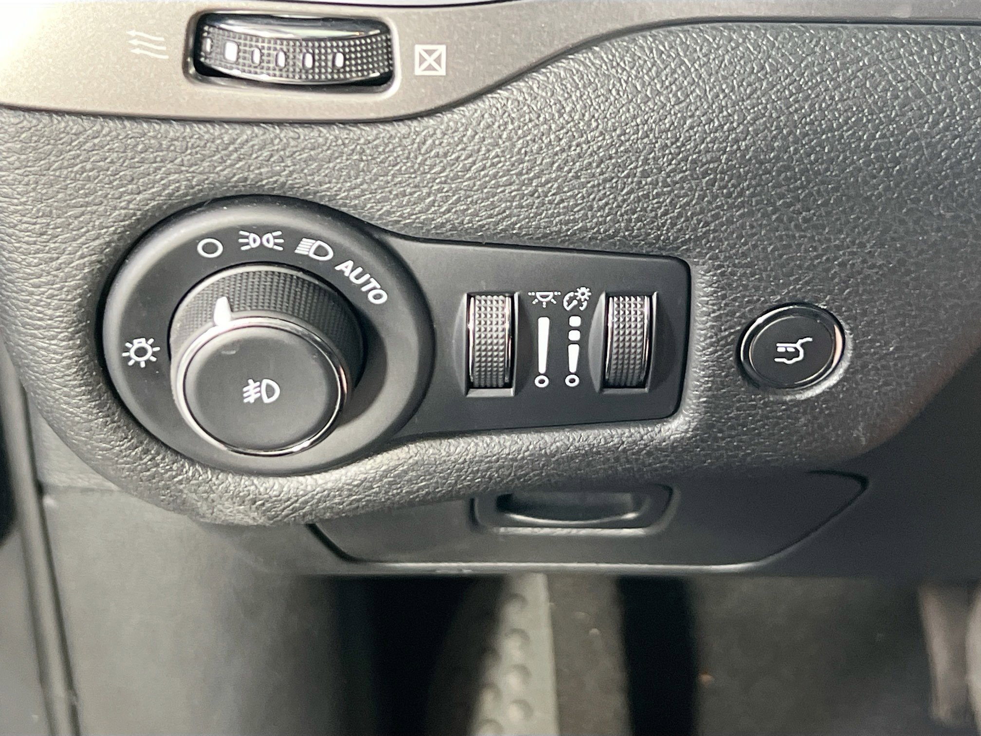 Used 2022 Jeep Cherokee Limited image 10