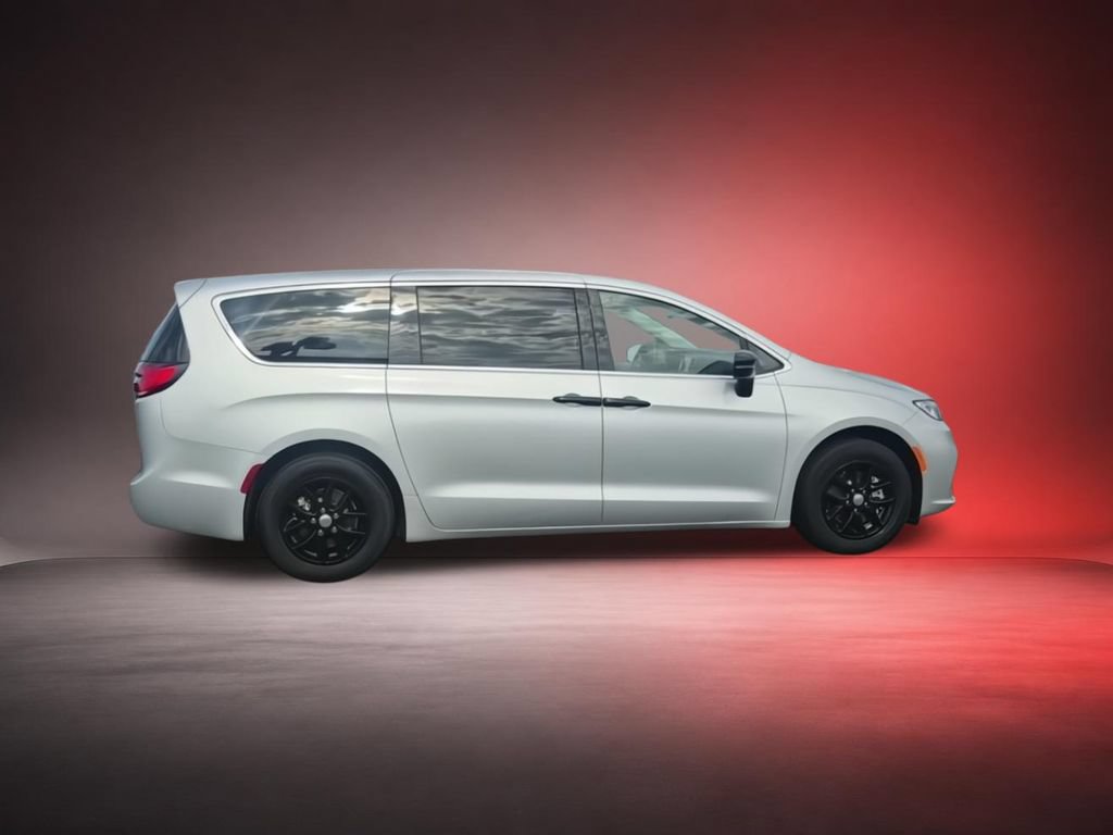 Used 2024 Chrysler Pacifica Touring-L FWD image 9