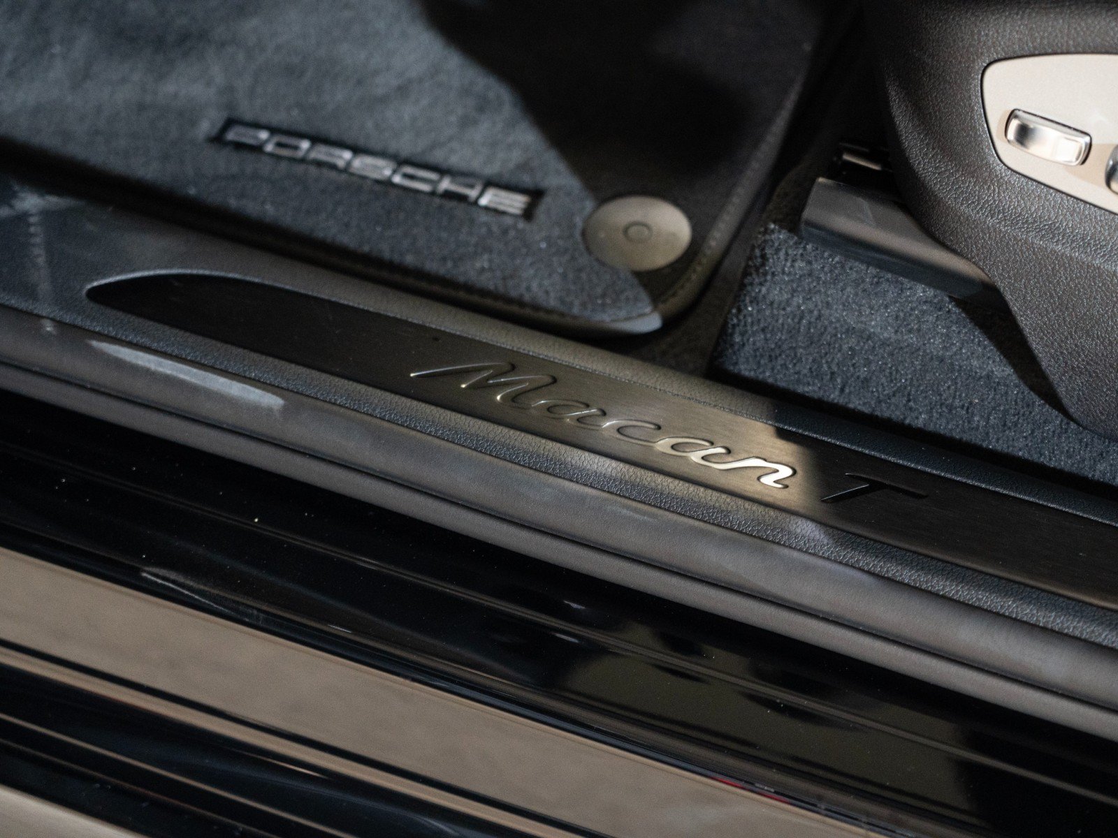 Certified 2025 Porsche Macan Turbo AWD/4WD image 12
