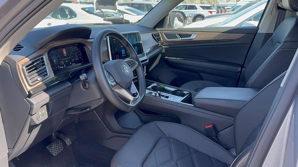 Used 2025 Volkswagen Atlas SE AWD/4WD image 30
