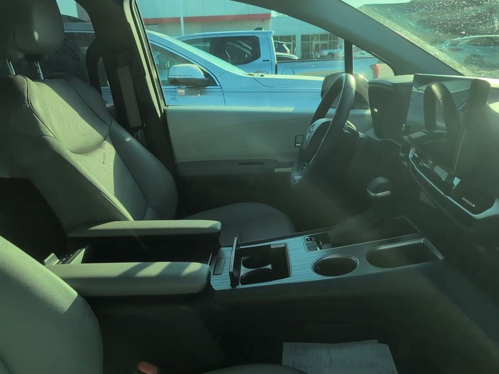 Used 2025 Toyota Sienna XLE video 2