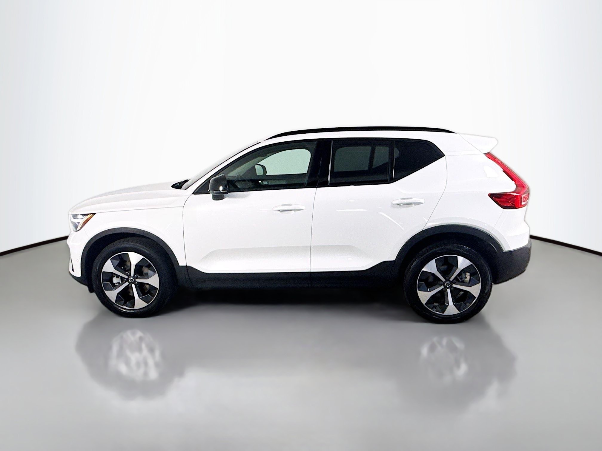 Used 2026 Volvo XC40 B5 Plus AWD/4WD image 6