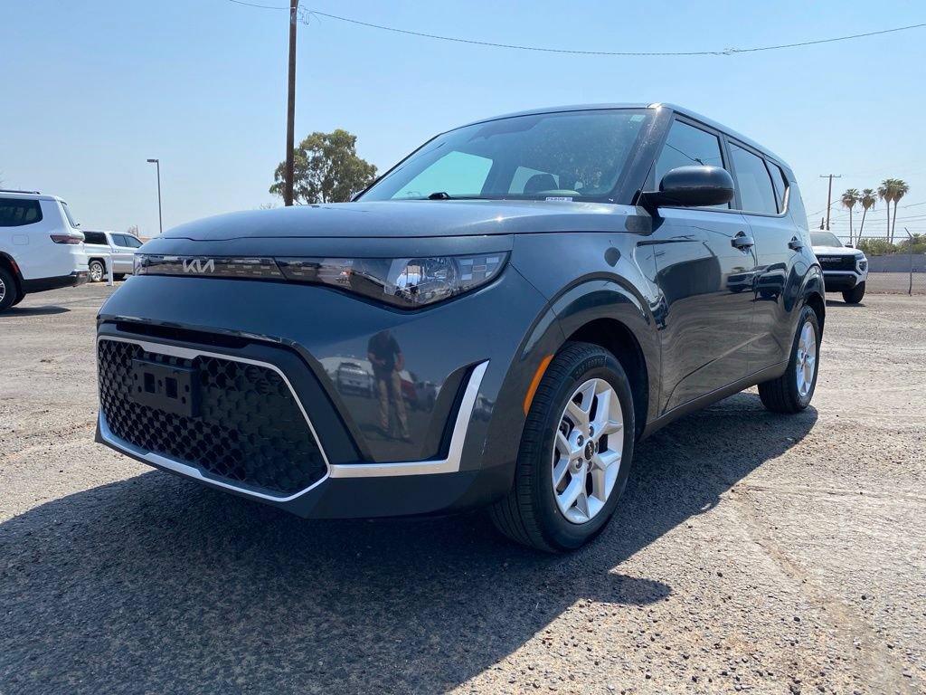 Used 2025 Kia Soul LX w/ LX Technology Package FWD image 2