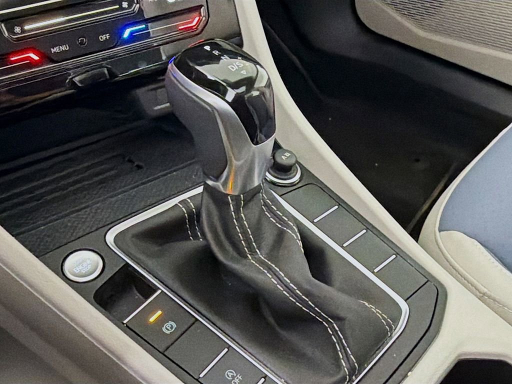 Used 2025 Volkswagen Jetta SE image 18