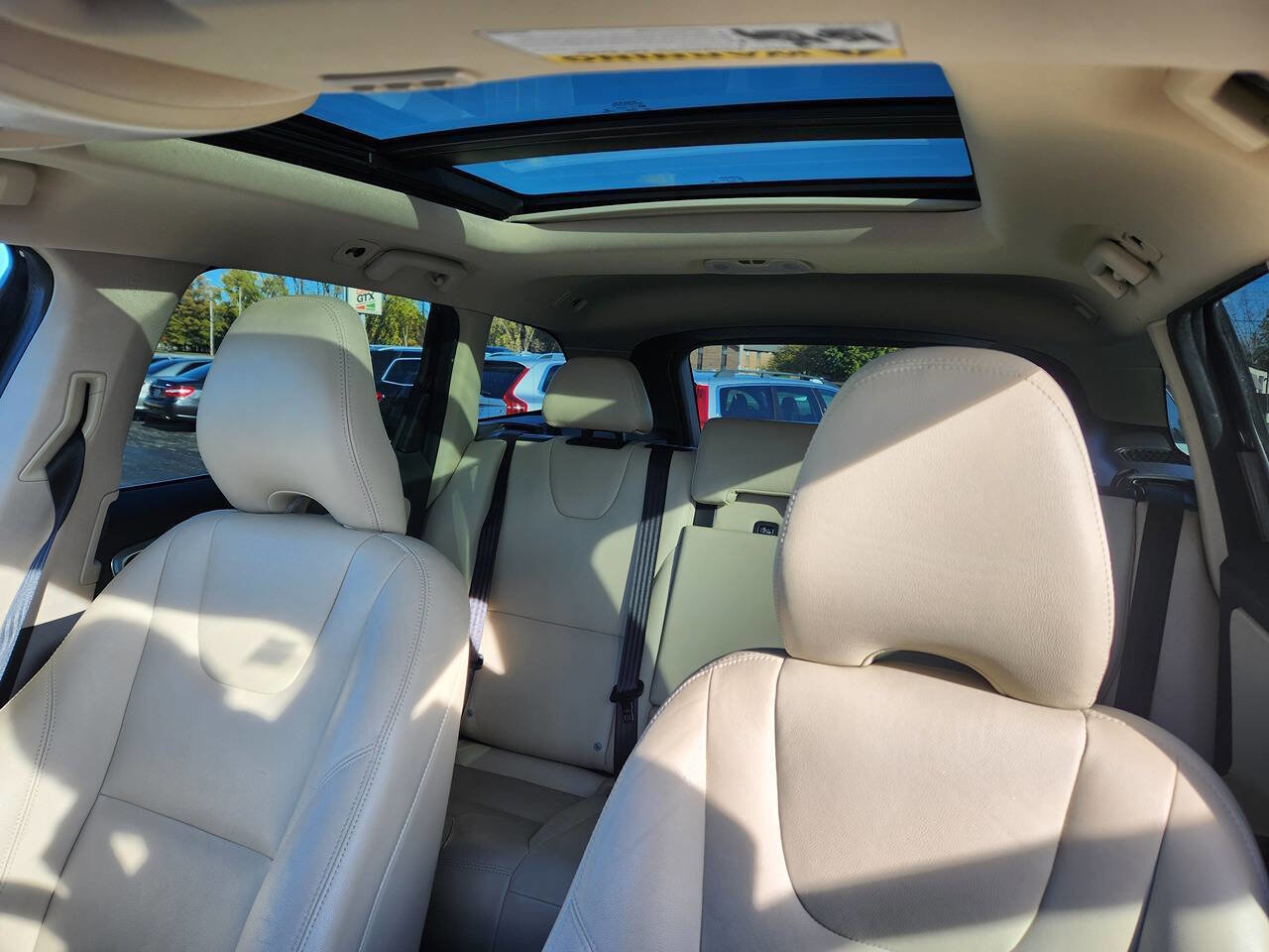 Used 2016 Volvo XC60 T5 Premier w/ Proximity Package image 9