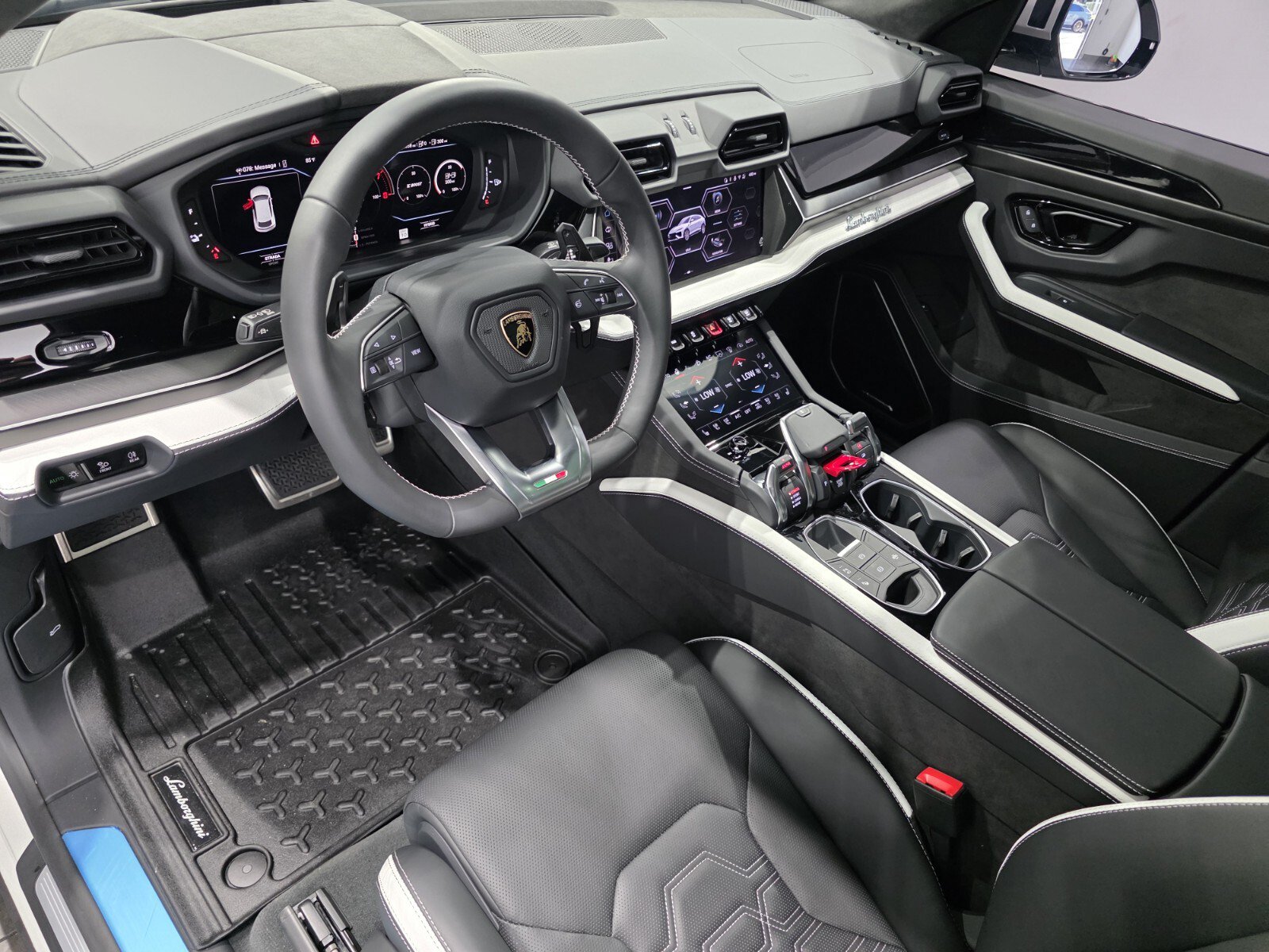 Used 2026 Lamborghini Urus SE AWD/4WD image 7