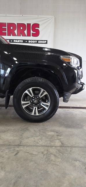 Used 2017 Toyota Tacoma TRD Sport image 26