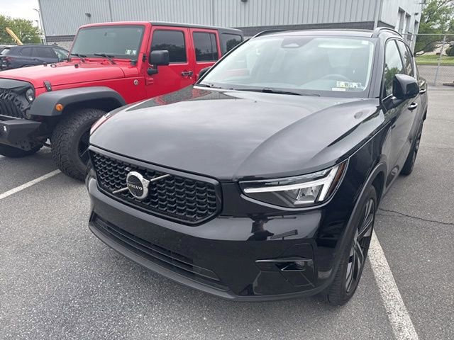 Used 2024 Volvo XC40 B5 Plus w/ Climate Package AWD/4WD image 2