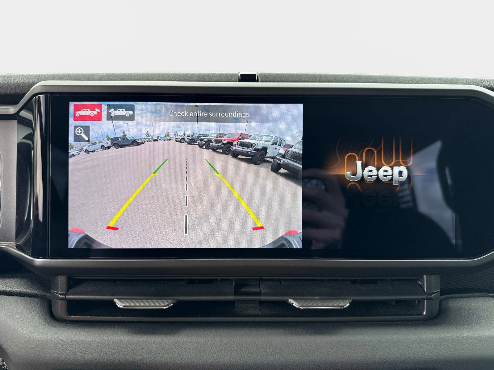 Used 2024 Jeep Gladiator Rubicon w/ Technology Group AWD/4WD image 25