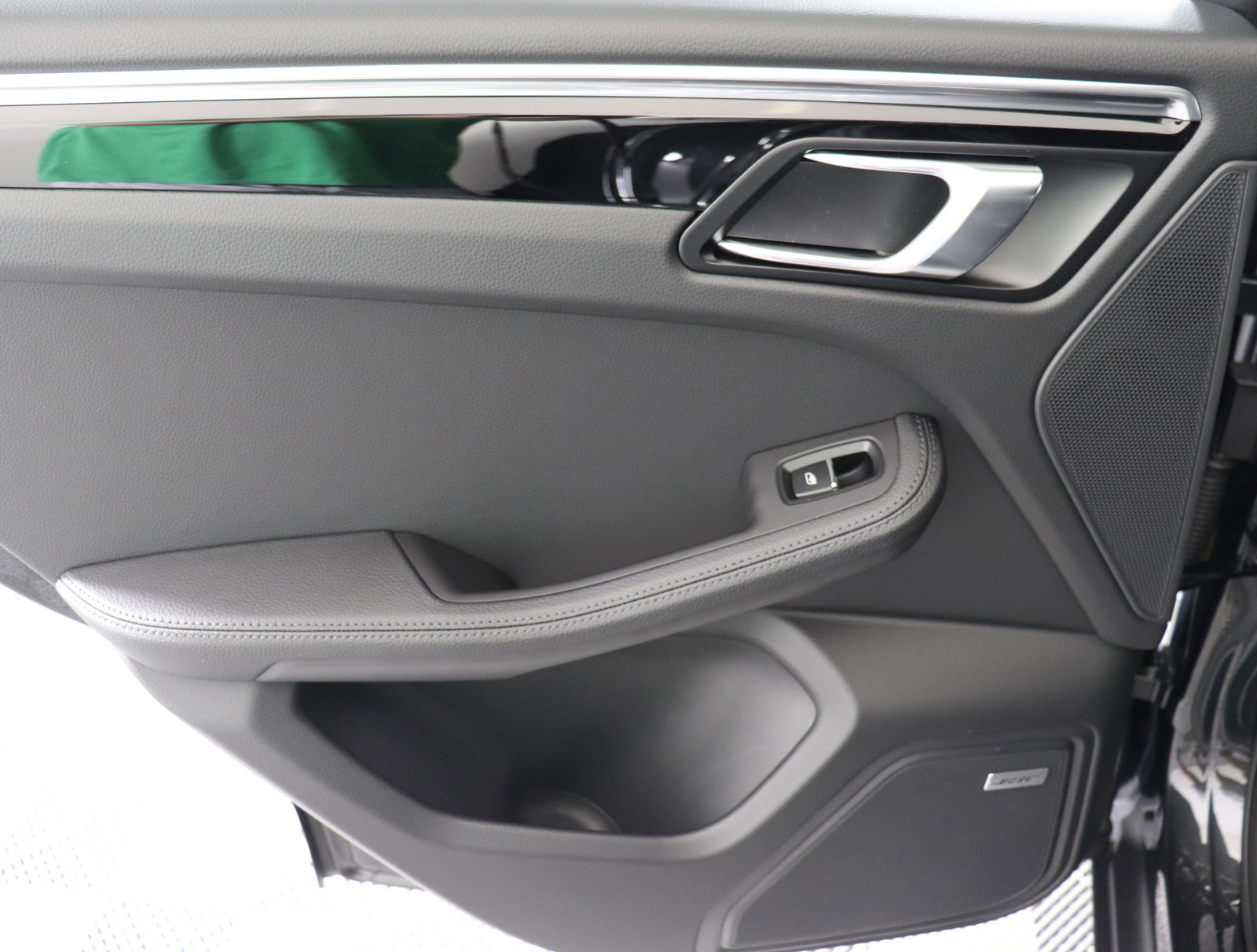 Used 2025 Porsche Macan image 23