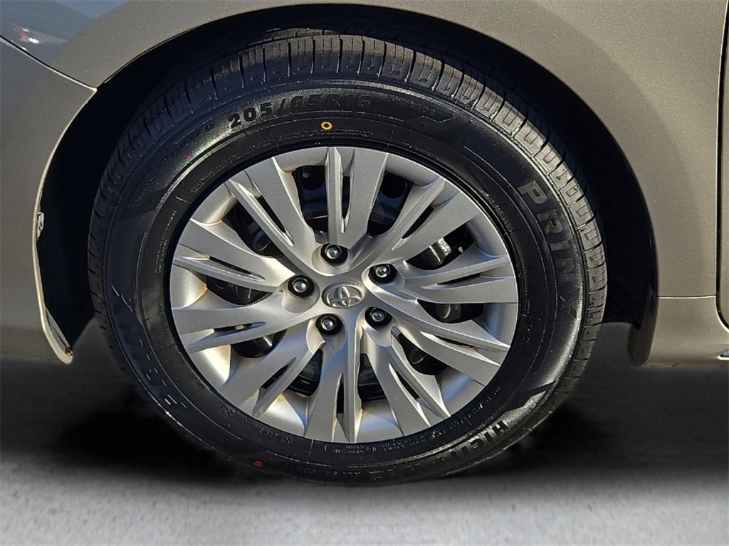 Used 2014 Toyota Camry LE image 8