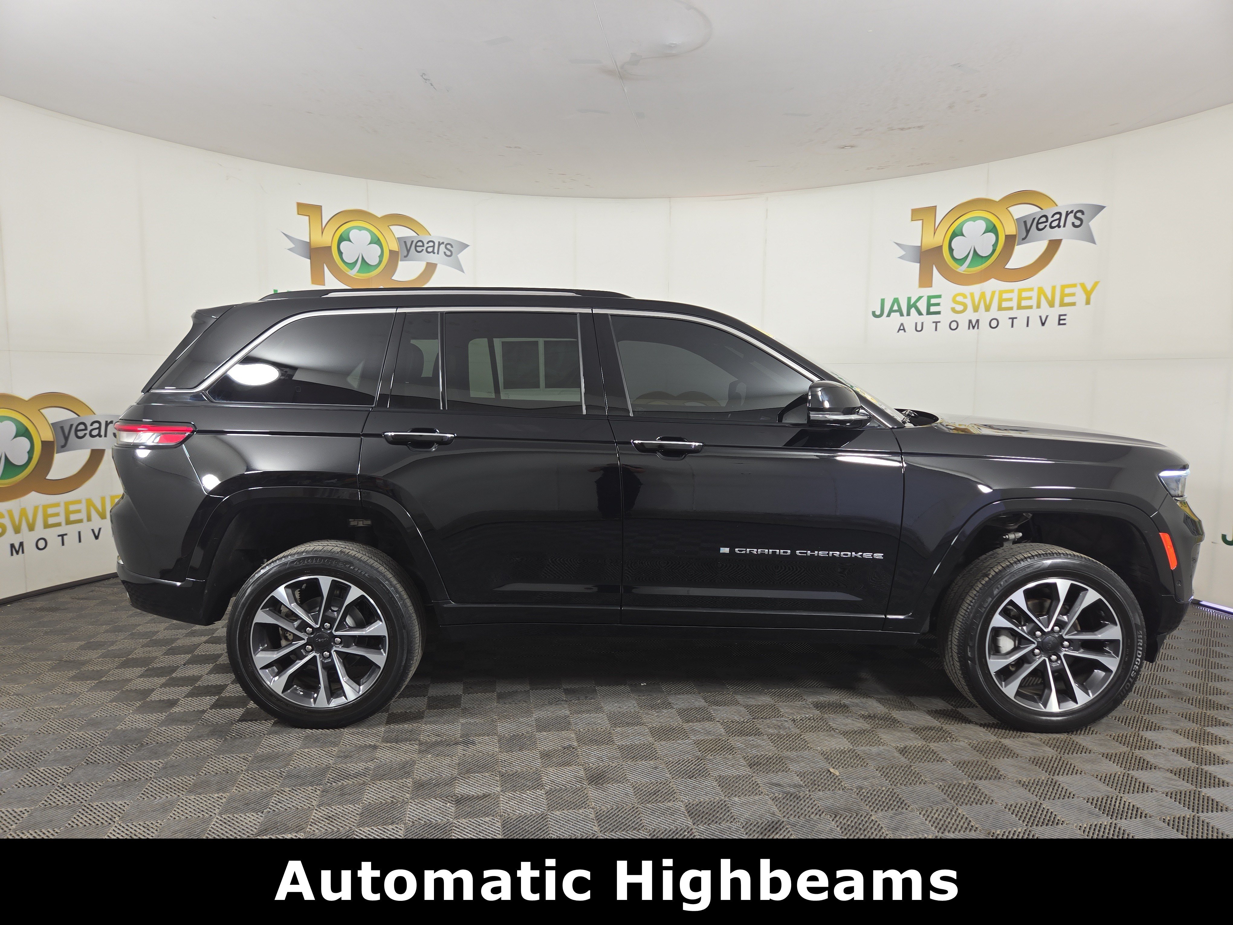 Used 2023 Jeep Grand Cherokee Overland AWD/4WD image 10