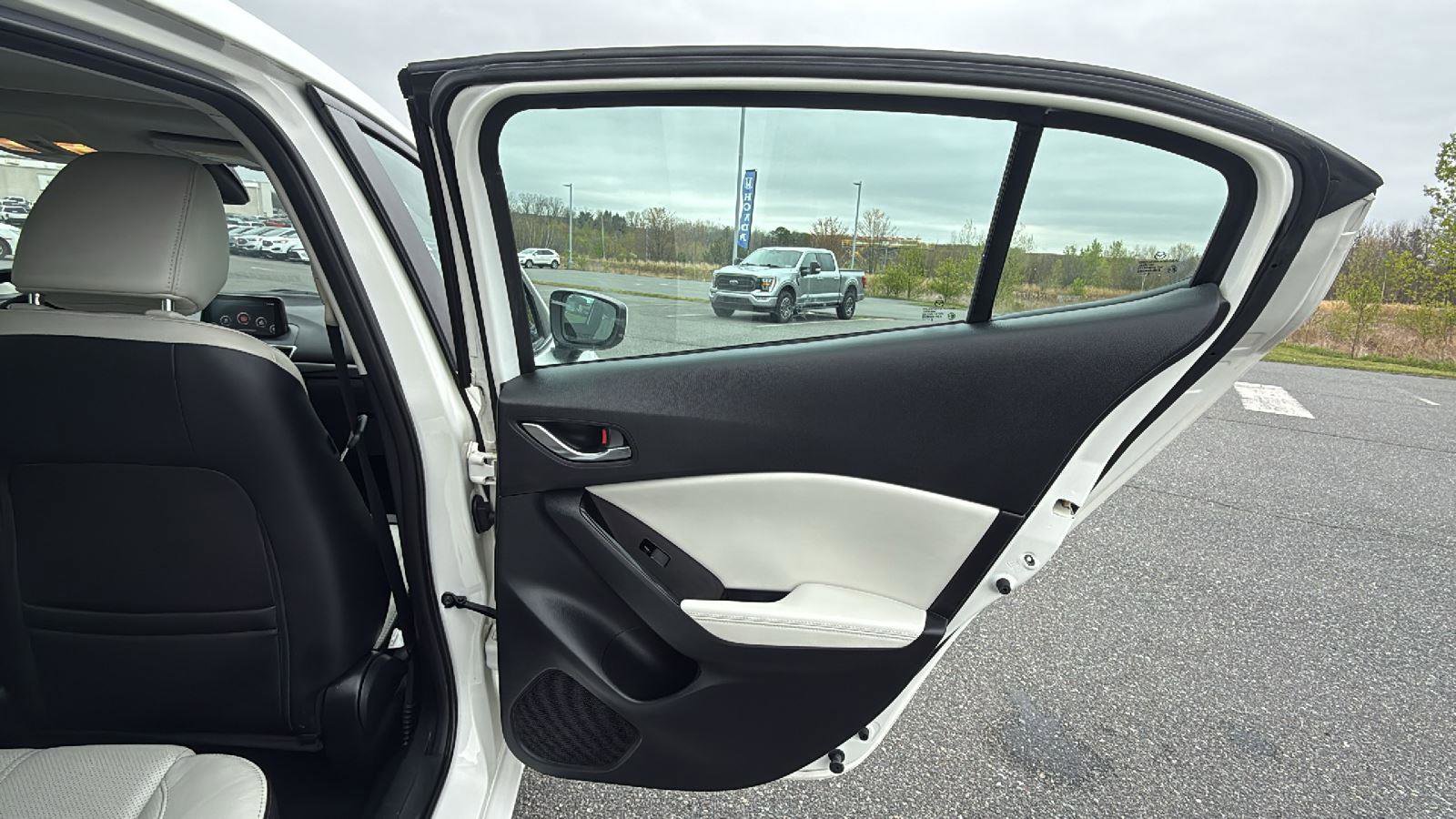 Used 2018 MAZDA MAZDA3 Grand Touring FWD image 18