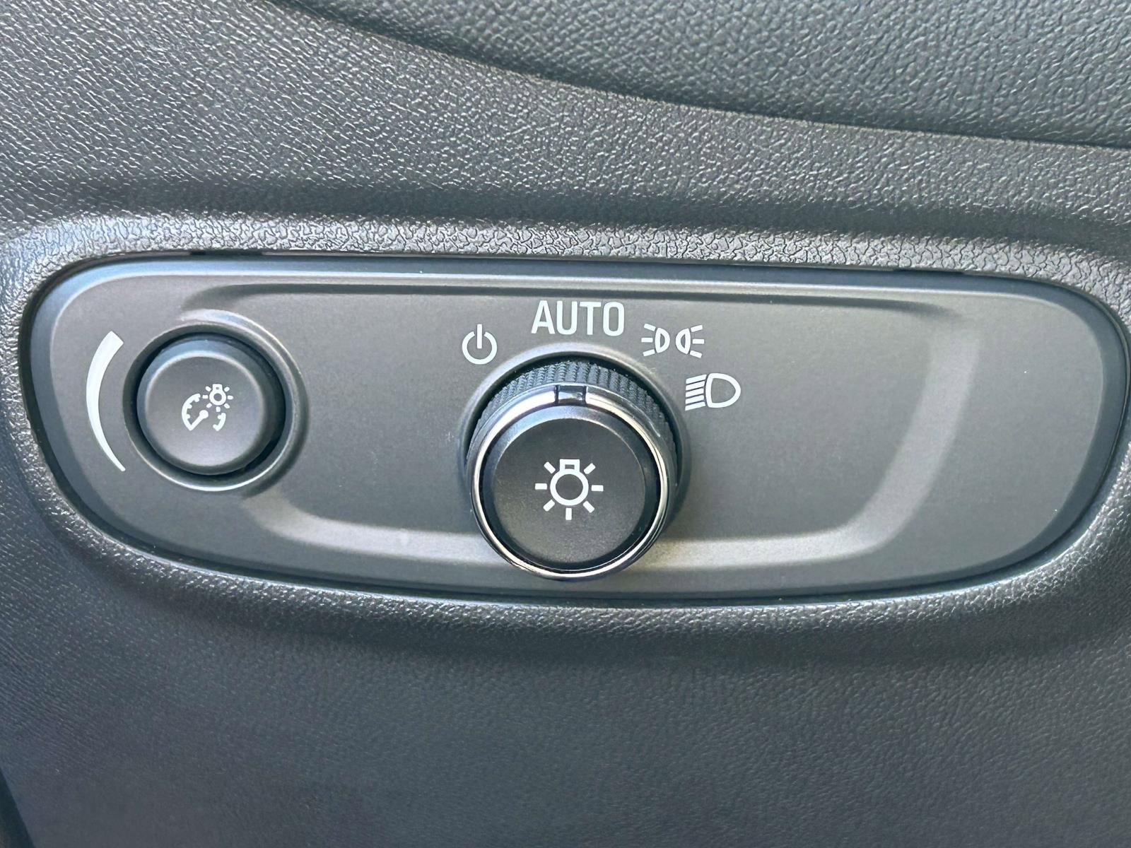 Used 2022 Chevrolet Equinox RS w/ RS Leather Package image 21