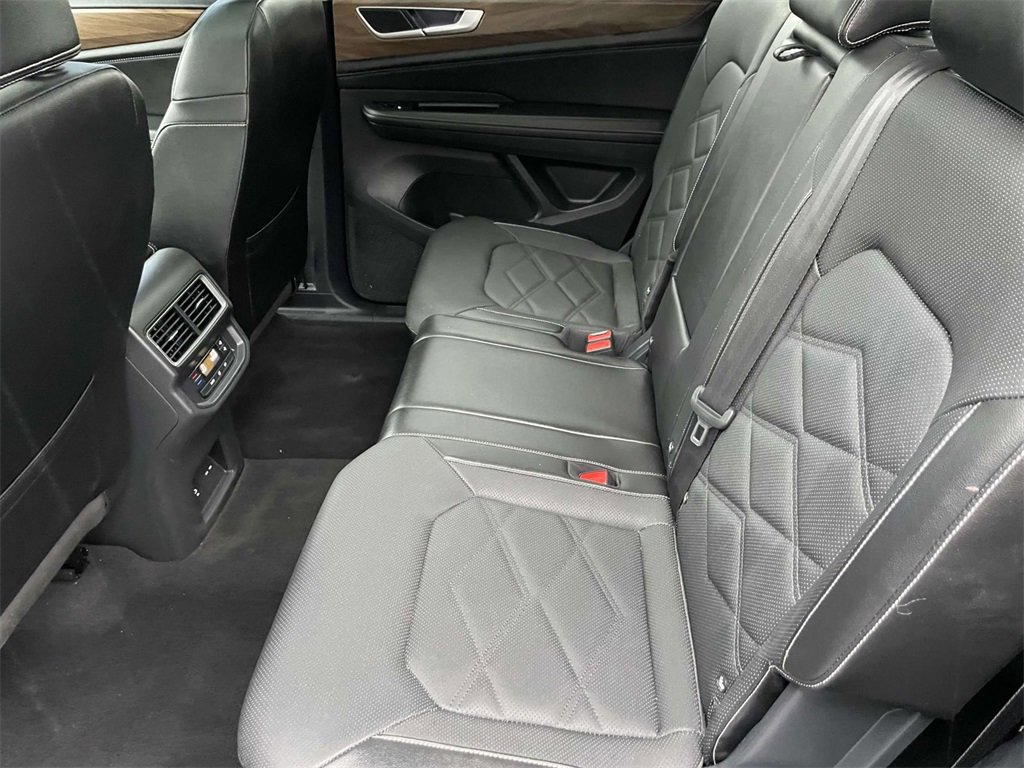 Used 2024 Volkswagen Atlas SE image 16