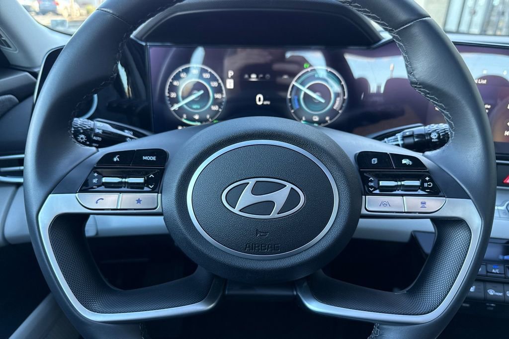 Used 2025 Hyundai Elantra Limited image 21