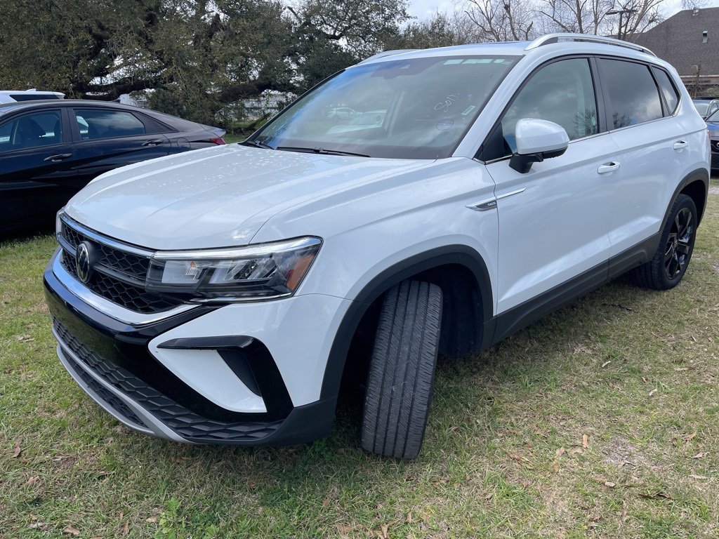 Used 2024 Volkswagen Taos SE image 1
