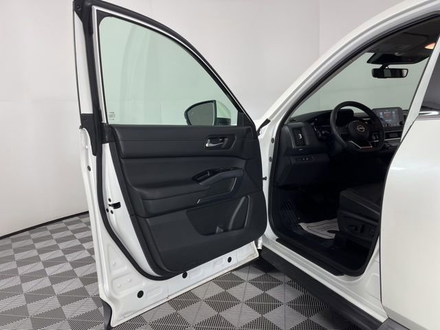 Used 2024 Nissan Pathfinder SL image 16